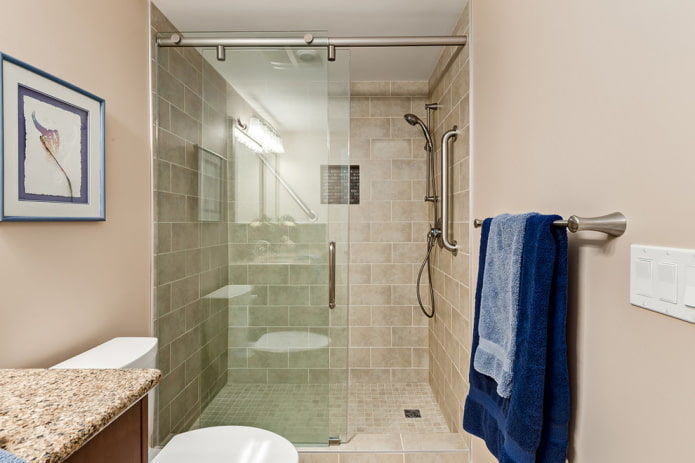 salle de douche en carrelage beige à l'intérieur