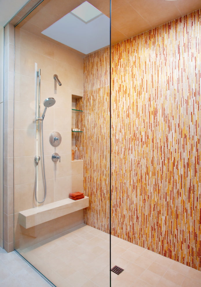 salle de douche de mosaïques et carreaux à l'intérieur