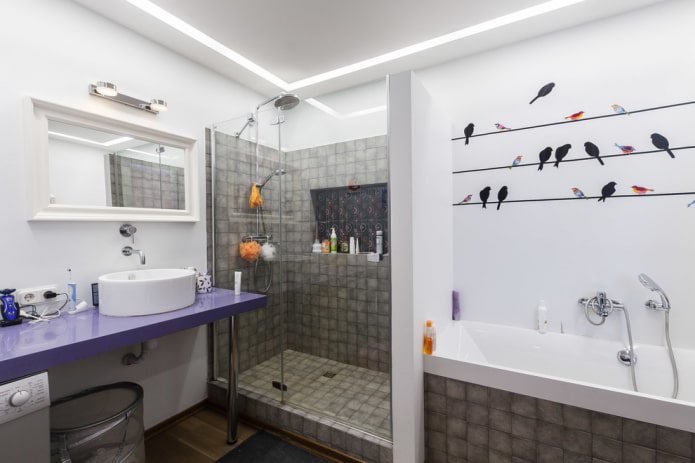 salle de douche en carrelage gris à l'intérieur