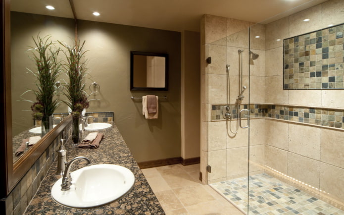 salle de douche de mosaïques et carreaux à l'intérieur