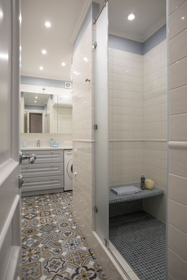 salle de douche avec un siège carrelé à l'intérieur