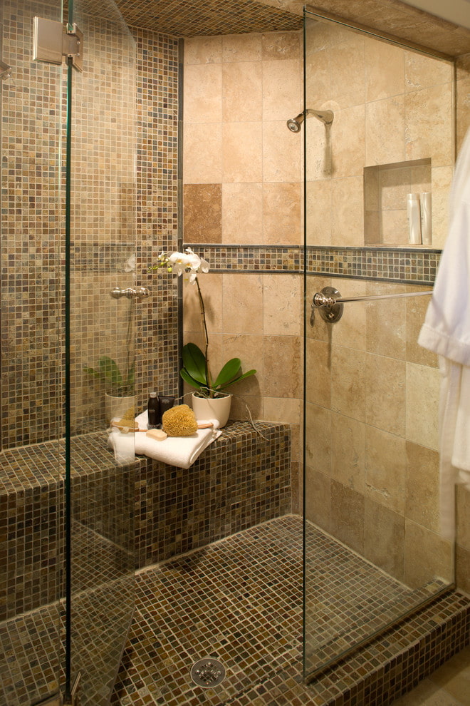 salle de douche avec un siège carrelé à l'intérieur