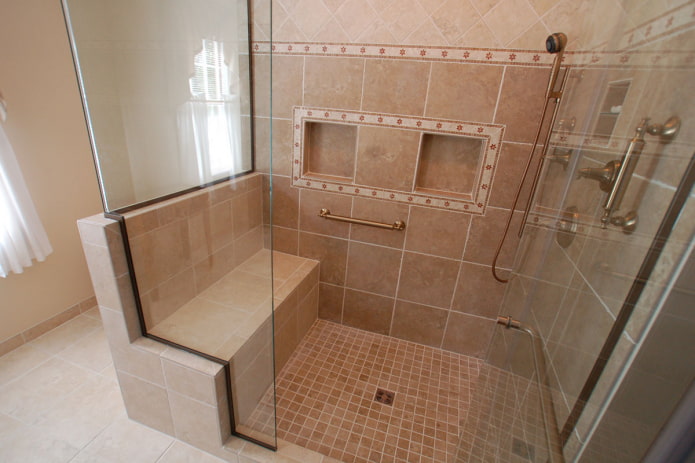 salle de douche avec un siège carrelé à l'intérieur