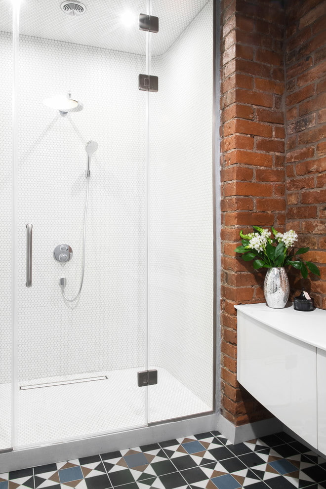 carrelage dans une petite salle de douche à l'intérieur