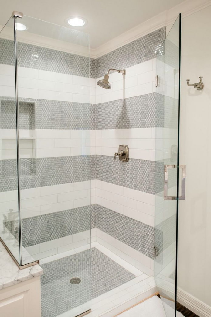 salle de douche de mosaïques et carreaux à l'intérieur