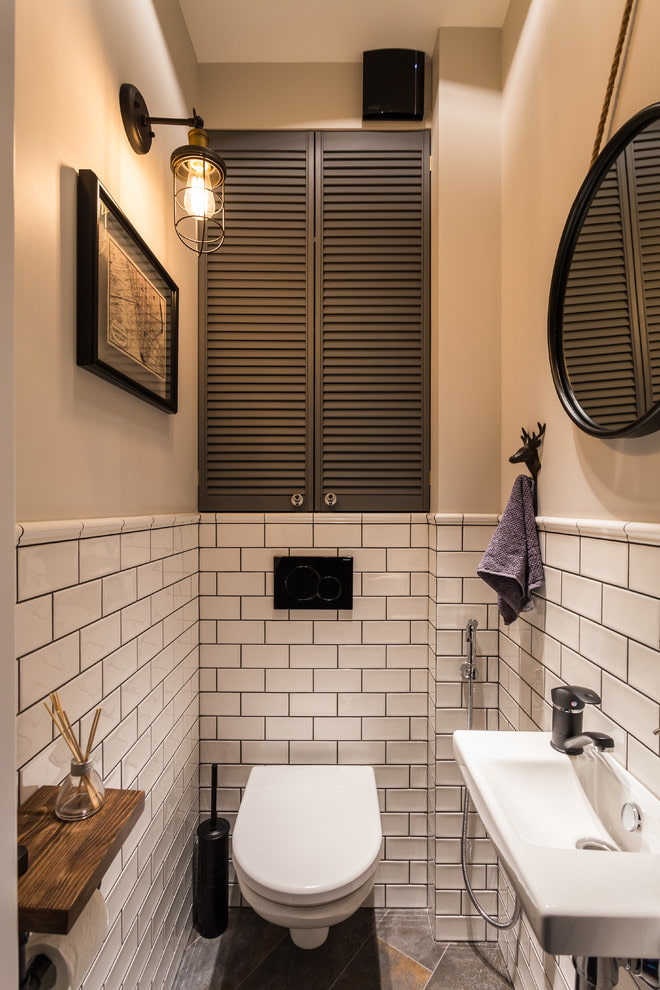 armoire à l'intérieur d'une petite toilette