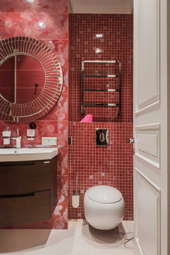 carrelage rouge dans les toilettes