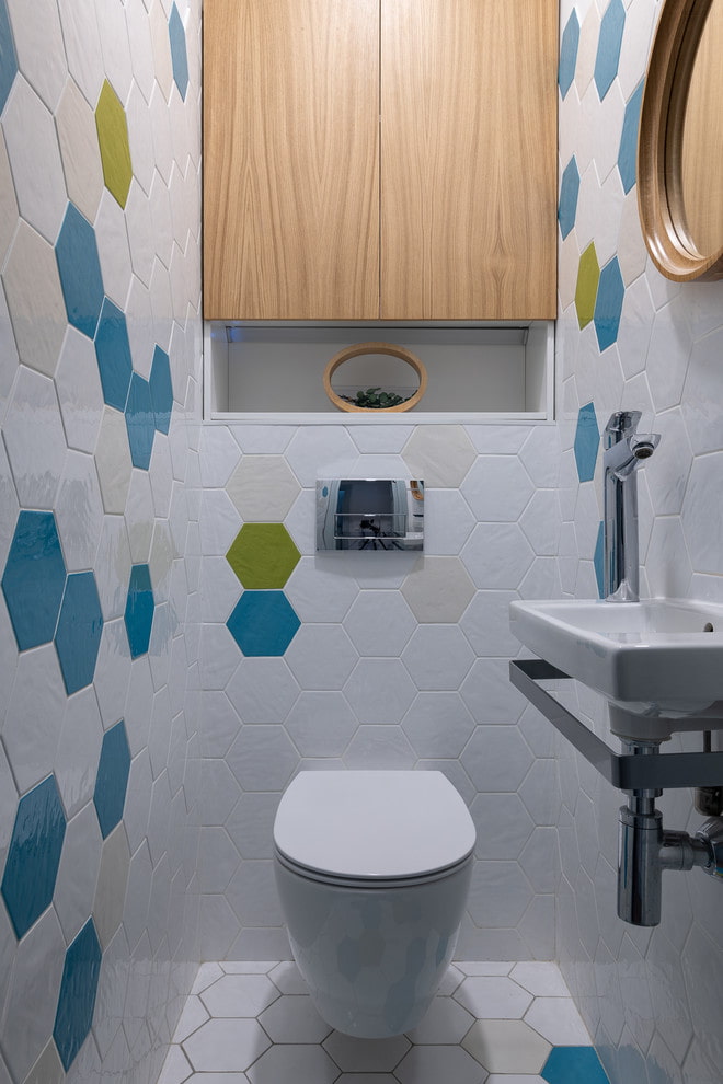 Salle de bain avec lavabo et armoire de plomberie