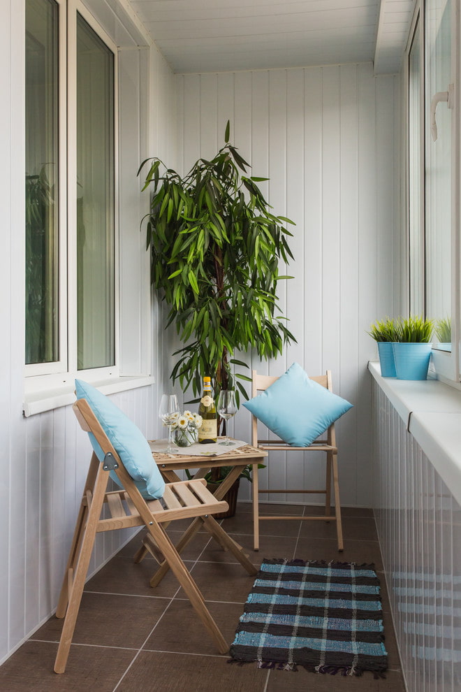 carrelage au sol à l'intérieur du balcon