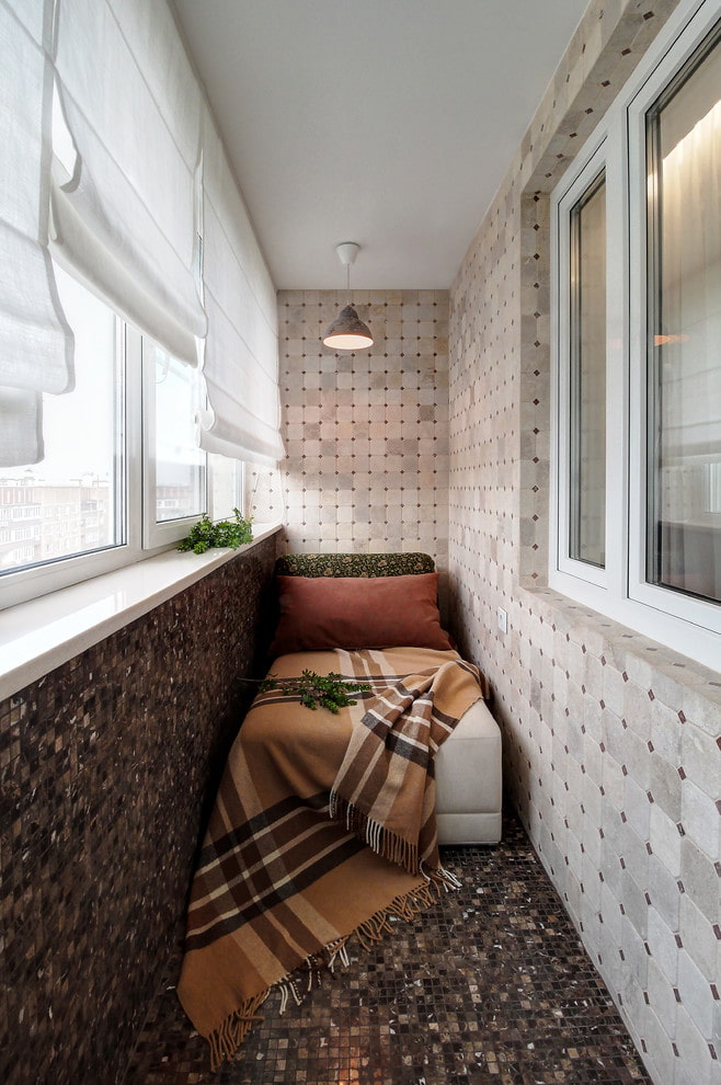 carreaux sur les murs à l'intérieur du balcon