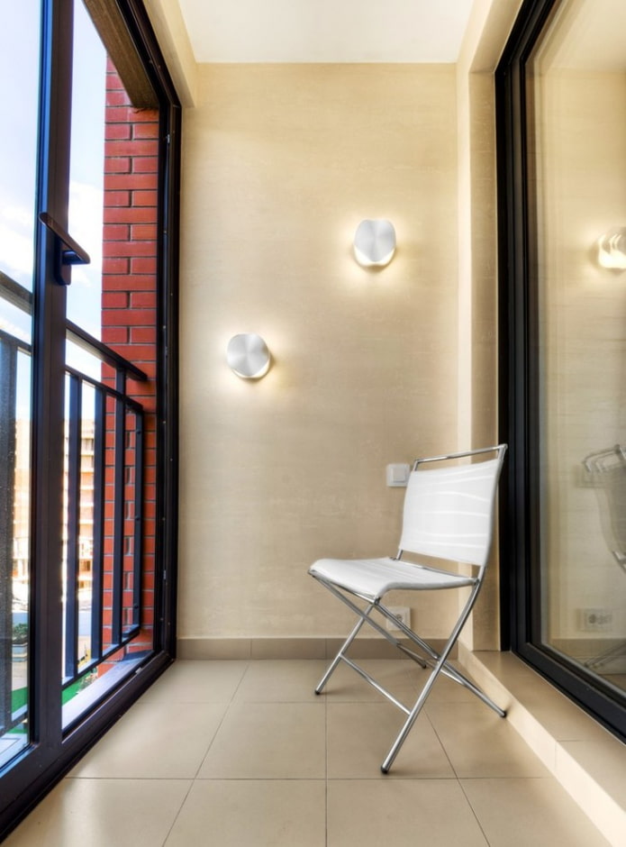 carrelage au sol dans un balcon fermé