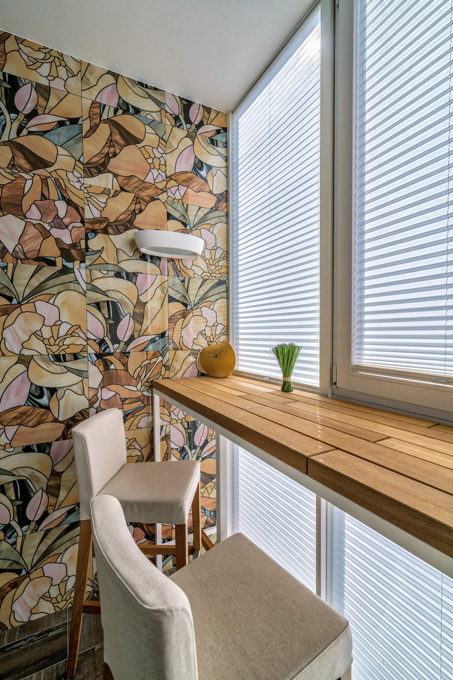 carreaux sur le mur à l'intérieur du balcon