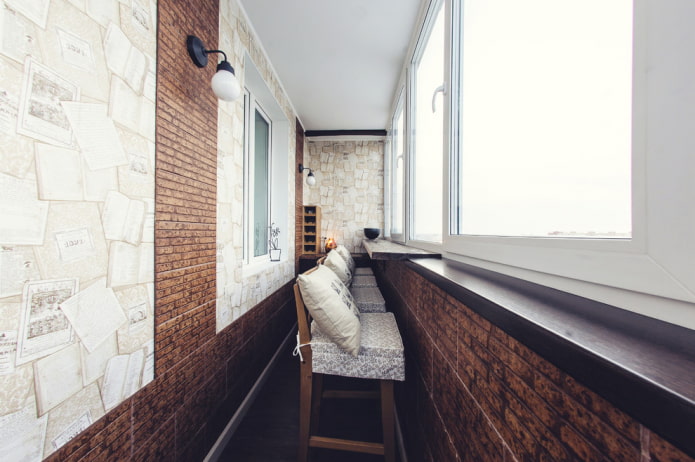 carreaux bruns sur les murs à l'intérieur du balcon