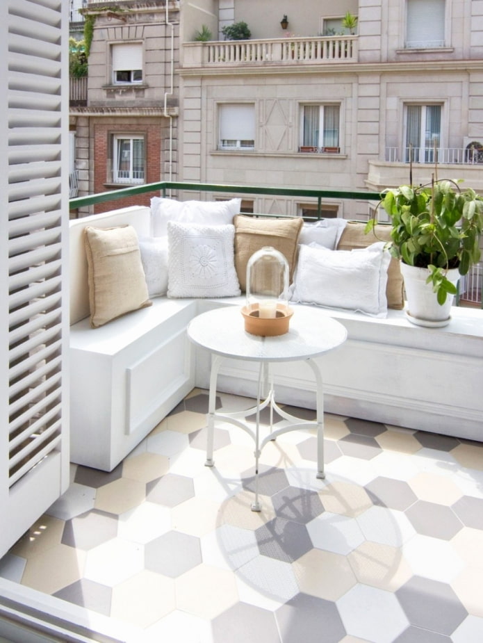 carrelage au sol sur le balcon ouvert