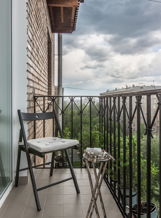 carrelage au sol sur le balcon ouvert