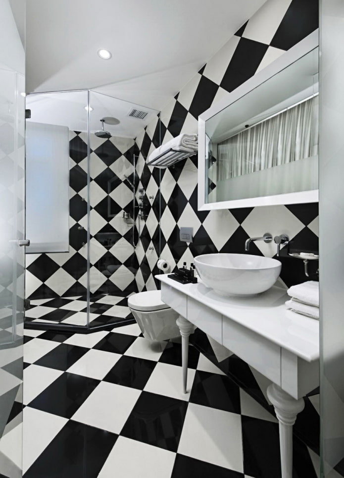 naka-tile na layout ng checkerboard sa loob ng banyo