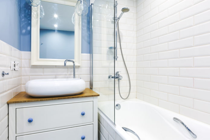 intérieur de la salle de bain aux couleurs blanc et bleu