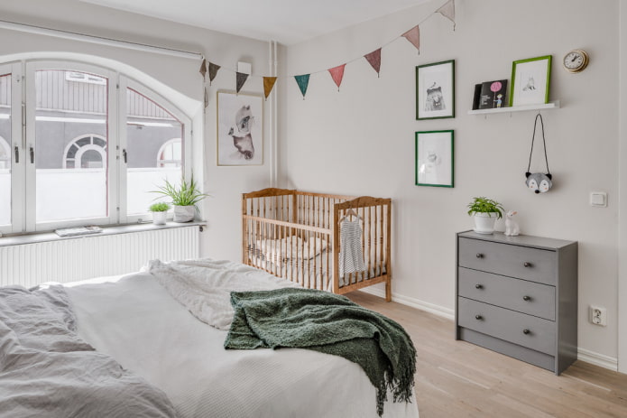 lit bébé à l'intérieur de la chambre