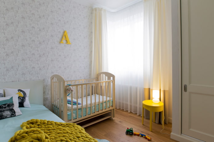 lit bébé à l'intérieur de la chambre