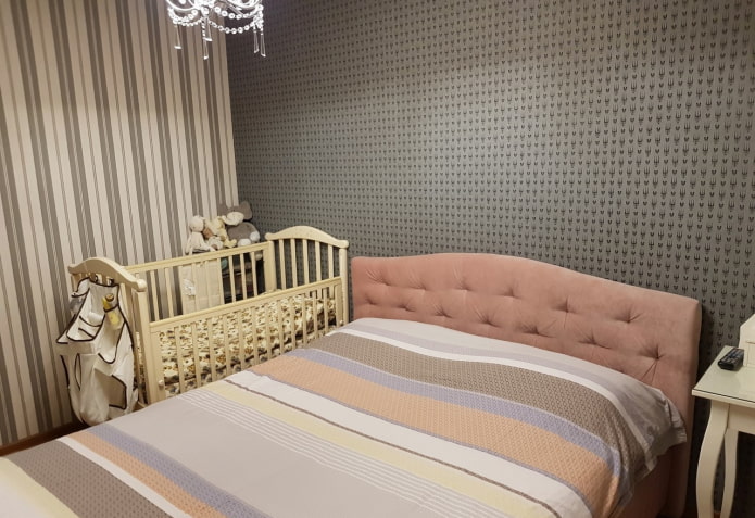 lit bébé à l'intérieur de la chambre