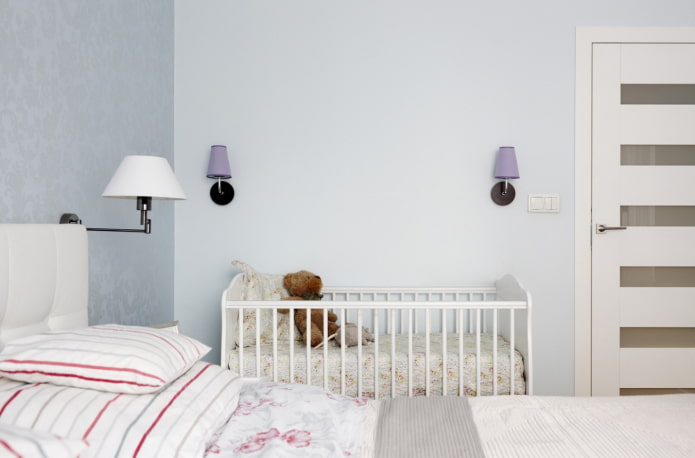 lit bébé à l'intérieur de la chambre