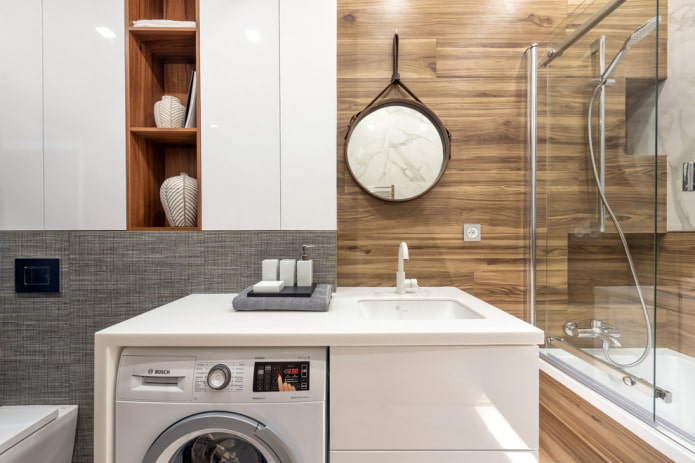 carreaux muraux en bois à l'intérieur de la salle de bain