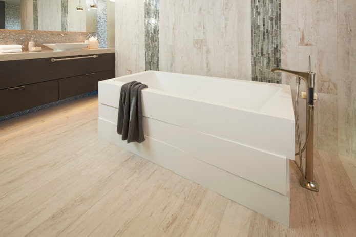 carrelage en bois à l'intérieur de la salle de bain