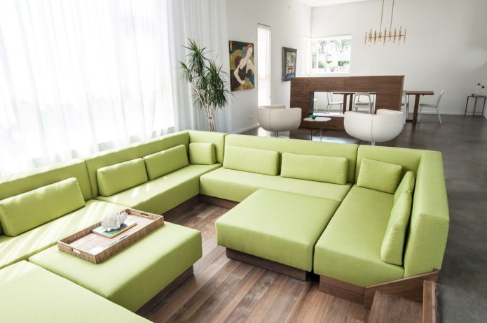 berdeng modular na sofa sa interior