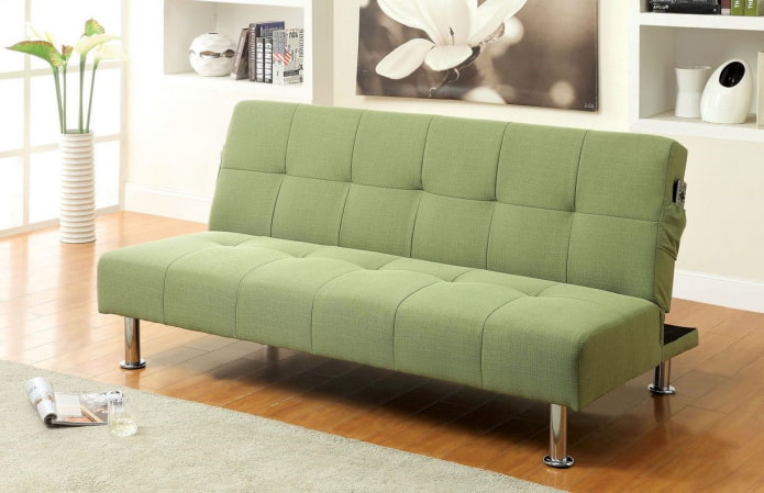 natitiklop na sofa sa berde sa interior