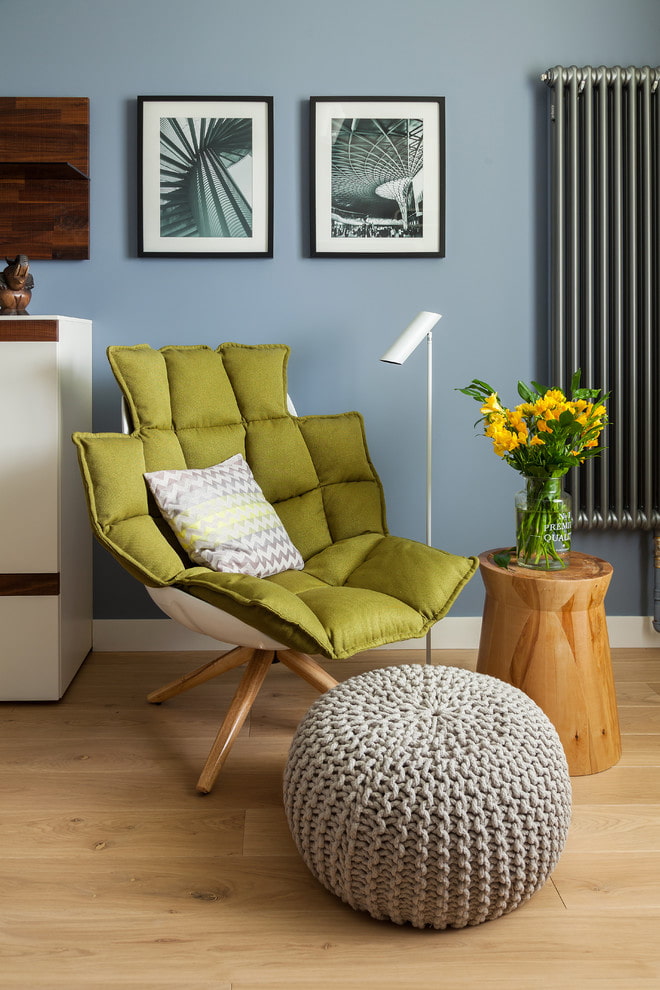 pouf tricoté à l'intérieur du salon