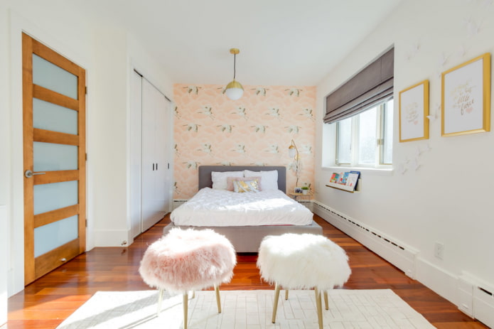 poufs moelleux à l'intérieur de la chambre