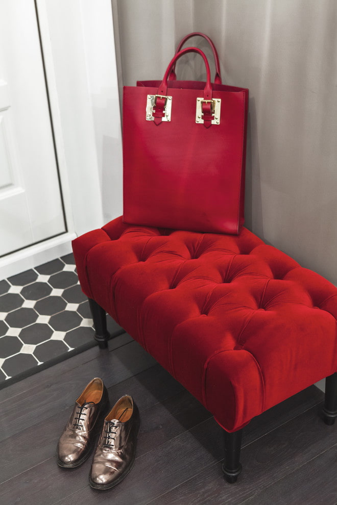 pouf rouge à l'intérieur