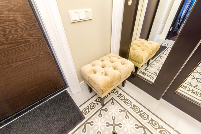 pouf à l'intérieur du couloir