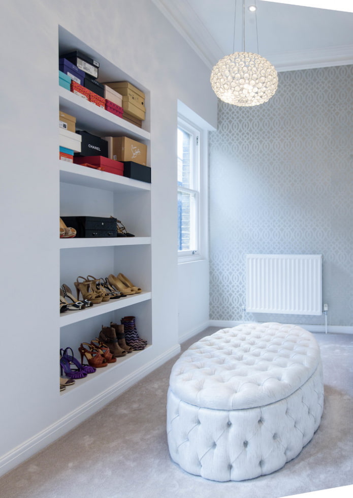 pouf ovale à l'intérieur du dressing