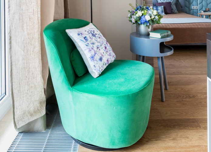 pouf avec dossier à l'intérieur de la chambre