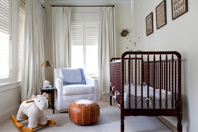 pouf en cuir à l'intérieur de la chambre de bébé