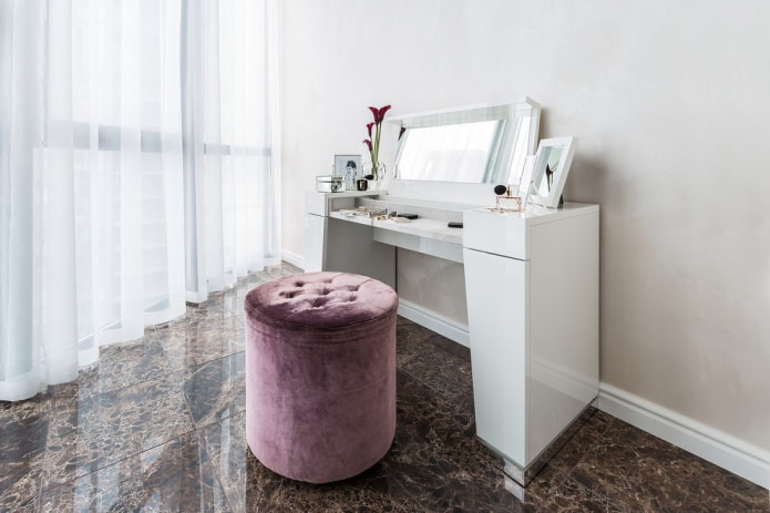 pouf en tissu à l'intérieur de la chambre