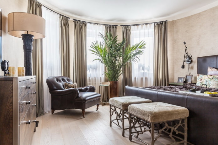 poufs en fer forgé à l'intérieur de la chambre