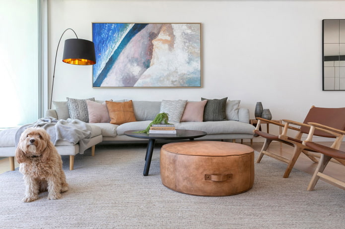 pouf en cuir à l'intérieur du salon