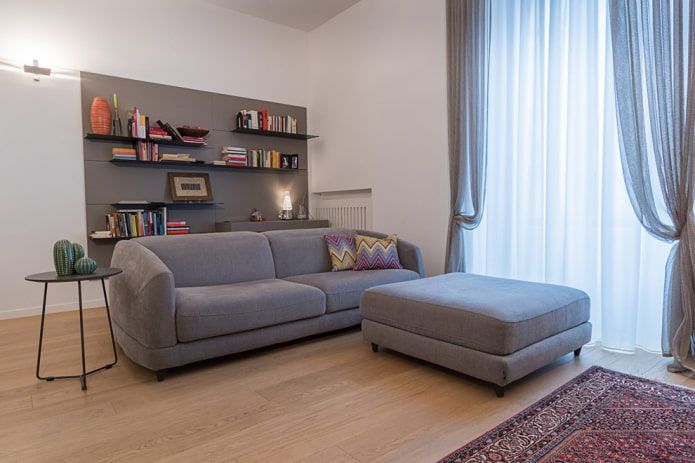 grand pouf à l'intérieur du salon