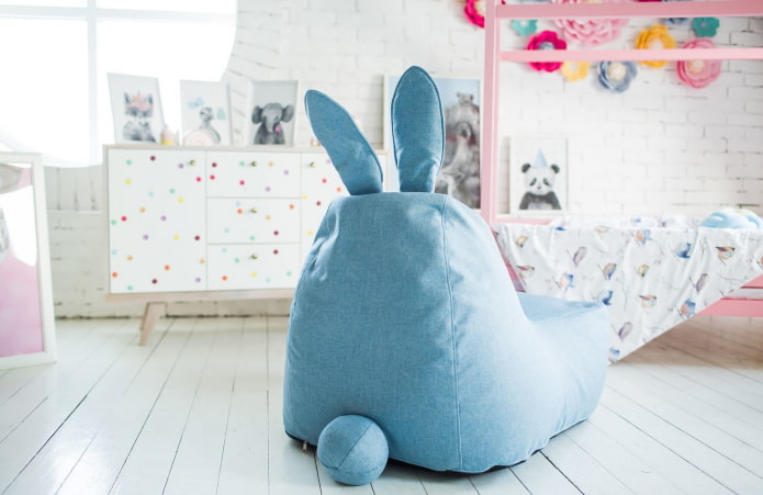 pouf à l'intérieur de la chambre des enfants