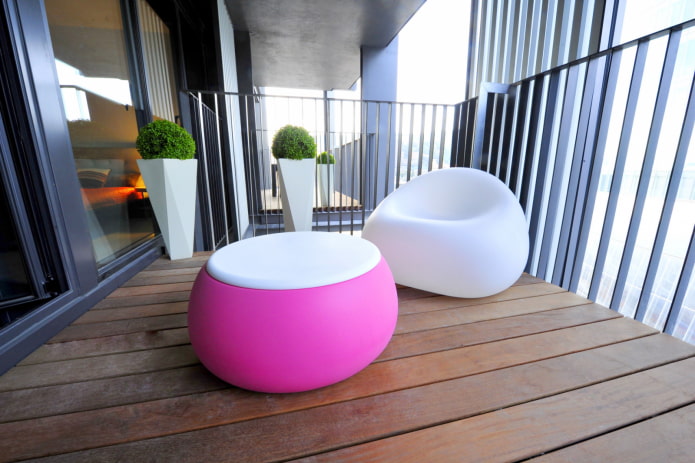 pouf en plastique sur le balcon