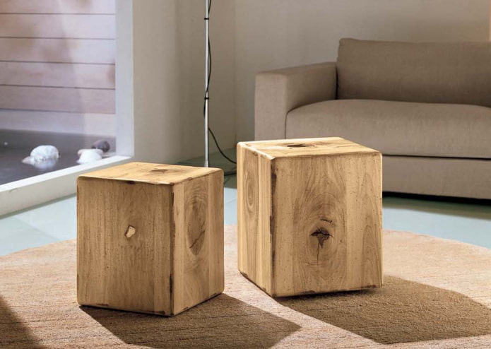 poufs en bois à l'intérieur