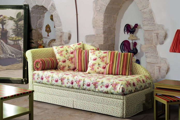 pouf à l'intérieur dans le style provençal