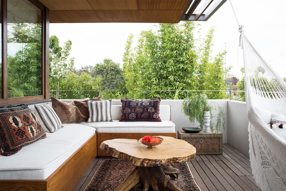 Canapé sur un balcon spacieux