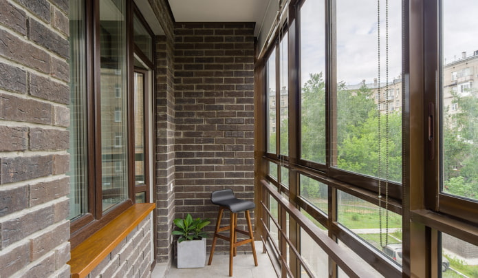 balcon avec des tuiles de clinker