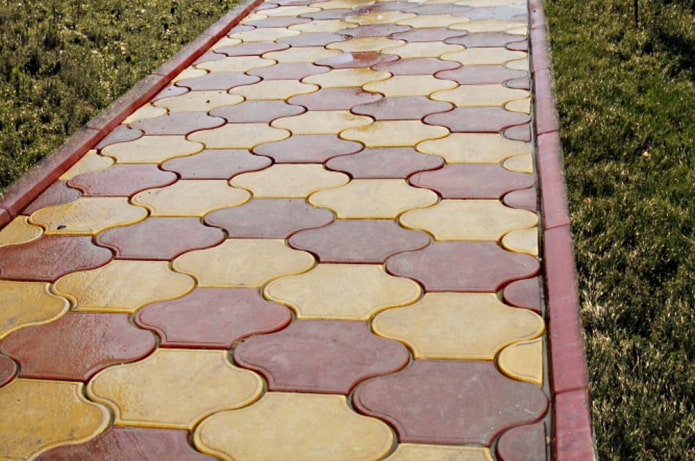 la disposition des tuiles bouclées pour le trottoir