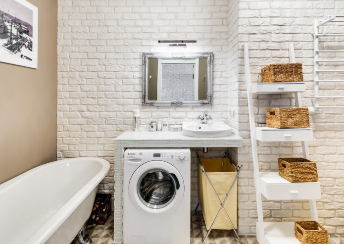 carreaux de plâtre à l'intérieur de la salle de bain