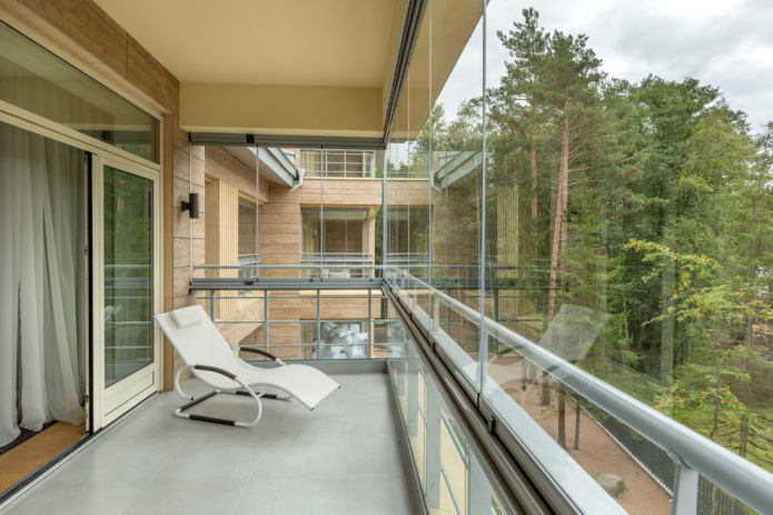 Balcon avec tuiles de vinyle de quartz