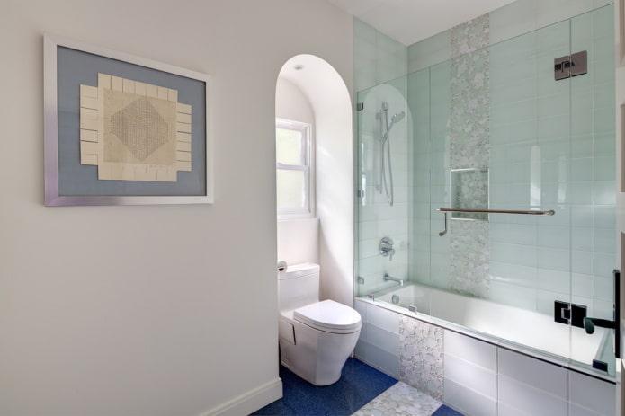 Carrelage transparent dans la salle de bain